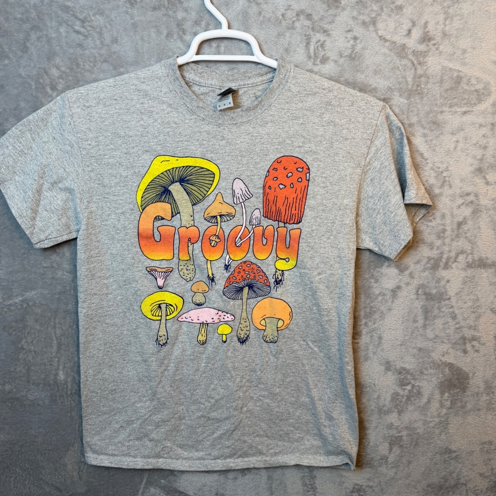 Gildan T-Shirt Womens Size Medium Top Gray Groovy Mushroom Graphic Retro Hippie